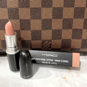 MAC AMPLIFIED CRÈME LIPSTICK